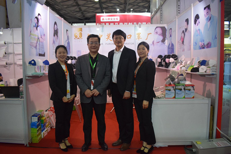 湖南劳保协会副会长谢一兵光临展台交流指导